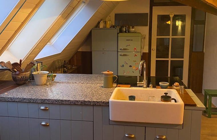 Moderne Kueche mit Insel in Haus in Schoorl, Ferienhaus in Nordholland Nord.