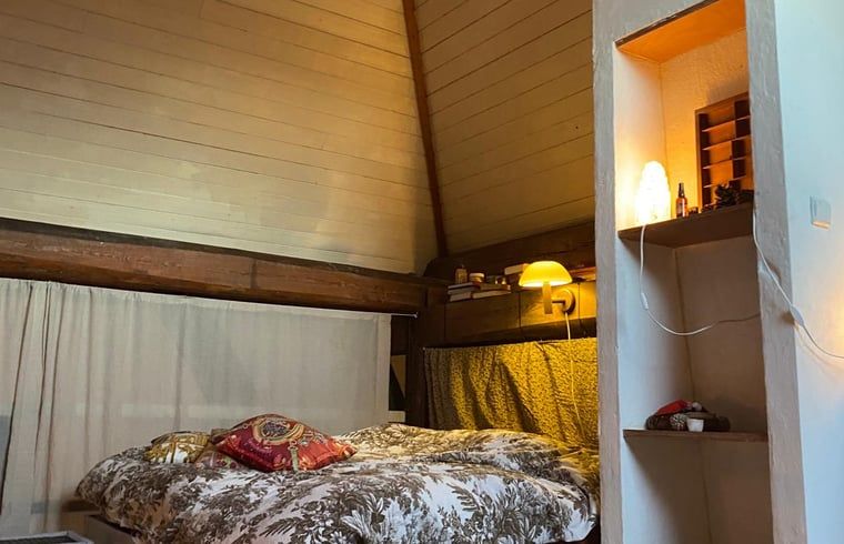 Gemuetliches Schlafzimmer mit Holzbalken in Haus in Schoorl, Ferienhaus in Nordholland Nord.