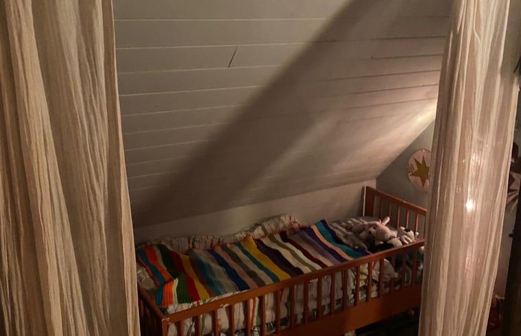 Kinderfreundliches Zimmer mit Bett im Ferienhaus in Schoorl, Ferienhaus in Nord-Holland Nord.