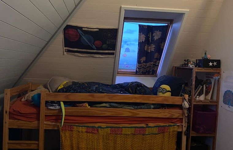 Verspieltes Kinderzimmer mit Dachfenster in Haus in Schoorl, Ferienhaus in Nordholland Nord.