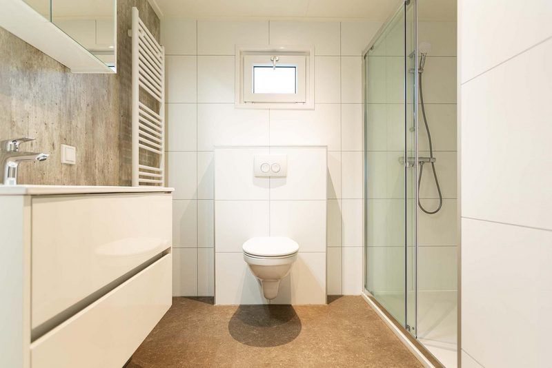 Moderne badkamer in Leijhoeve 6 personen vakantiehuis in Berkhout, Noord-Holland met douche en toilet.