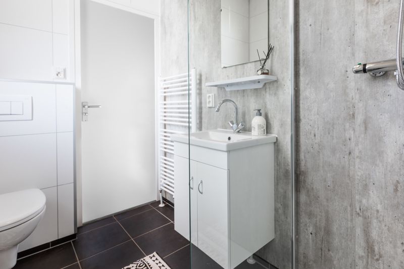 Modernes Badezimmer im Modul 5 Personen Ferienhaus in Berkhout, Nordholland, mit stilvoller Einrichtung und komfortabler Ausstattung.