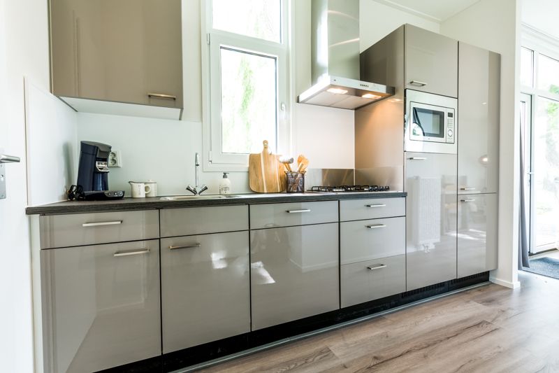 Gemuetliches Wohnzimmer des Ferienhauses "Module 5 Personen" in Berkhout, Nordholland, mit moderner Einrichtung und viel Tageslicht.