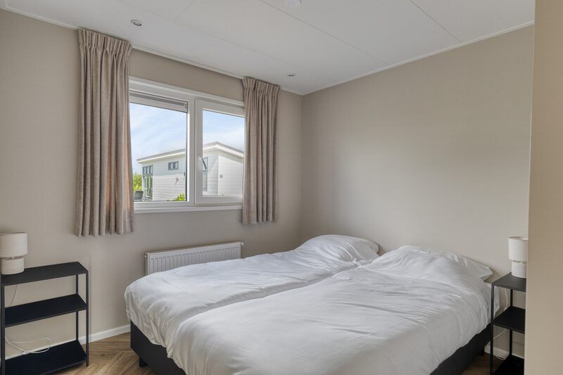 Tweede slaapkamer in Natuurhoeve 6 personen, Berkhout. Helder en ruim met uitzicht op de omgeving van Noord-Holland.