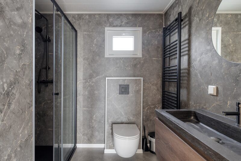 Moderne badkamer in Natuurhoeve 6 personen, Berkhout. Stijlvolle inrichting met douche en toilet in vakantiehuis Noord-Holland.