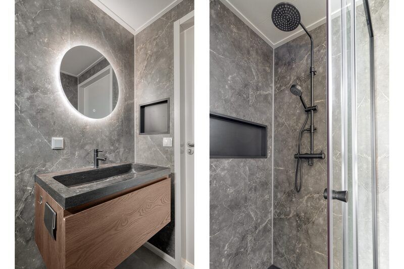 Detail van badkamer in Natuurhoeve 6 personen, Berkhout. Luxe douche en wastafel in vakantiehuis Noord-Holland.