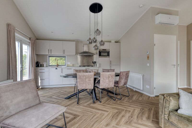 Keuken en eetruimte in Natuurhoeve 6 personen, Berkhout. Volledig uitgeruste keuken in vakantiehuis Noord-Holland.