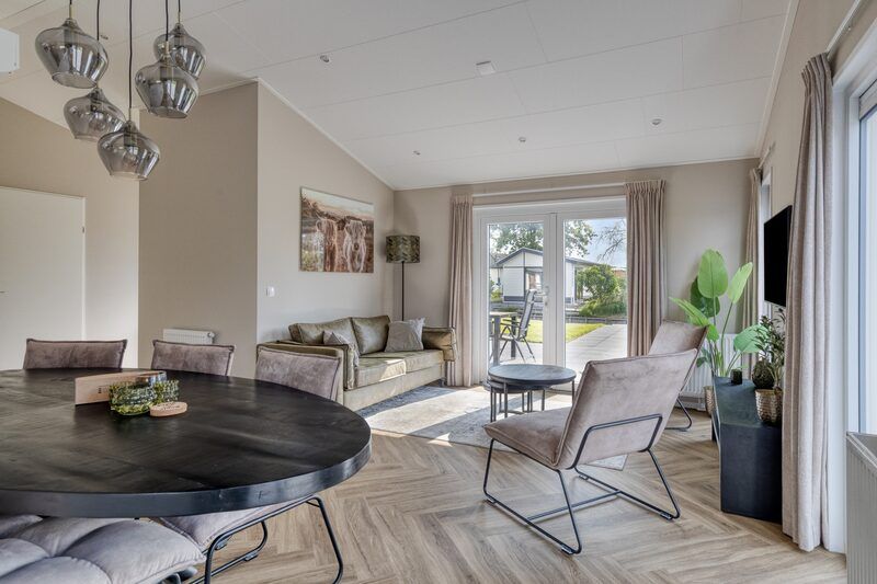 Woonkamer in Natuurhoeve 6 personen, Berkhout. Comfortabele zithoek met uitzicht op tuin in vakantiehuis Noord-Holland.