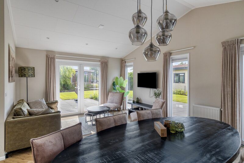 Ruime woonkamer in Natuurhoeve 6 personen, Berkhout. Licht en modern interieur in vakantiehuis Noord-Holland.