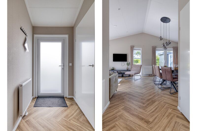 Inkomhal en woonkamer in Natuurhoeve 6 personen, Berkhout. Moderne entree naar gezellige leefruimte in vakantiehuis Noord-Holland.