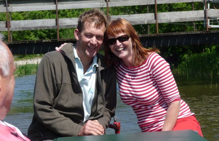 Gaeste des Ferienhauses in Aartswoud geniessen eine Bootsfahrt in Nordholland.