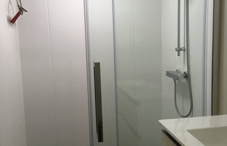 Moderne Dusche im Badezimmer des Ferienhauses in Aartswoud, Nordholland.