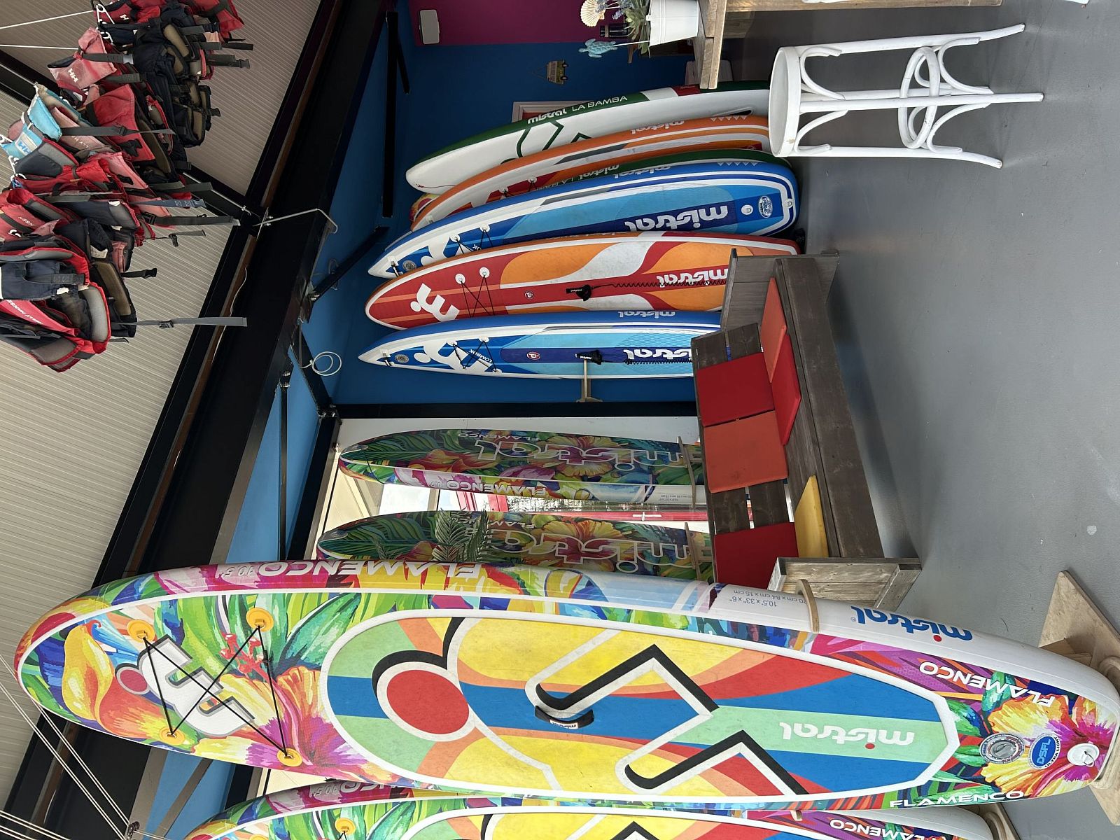 Terras met zitgelegenheid aan het water bij Appartement Westergeest 2, Uitgeest, Noord-Holland, met prachtig uitzicht.