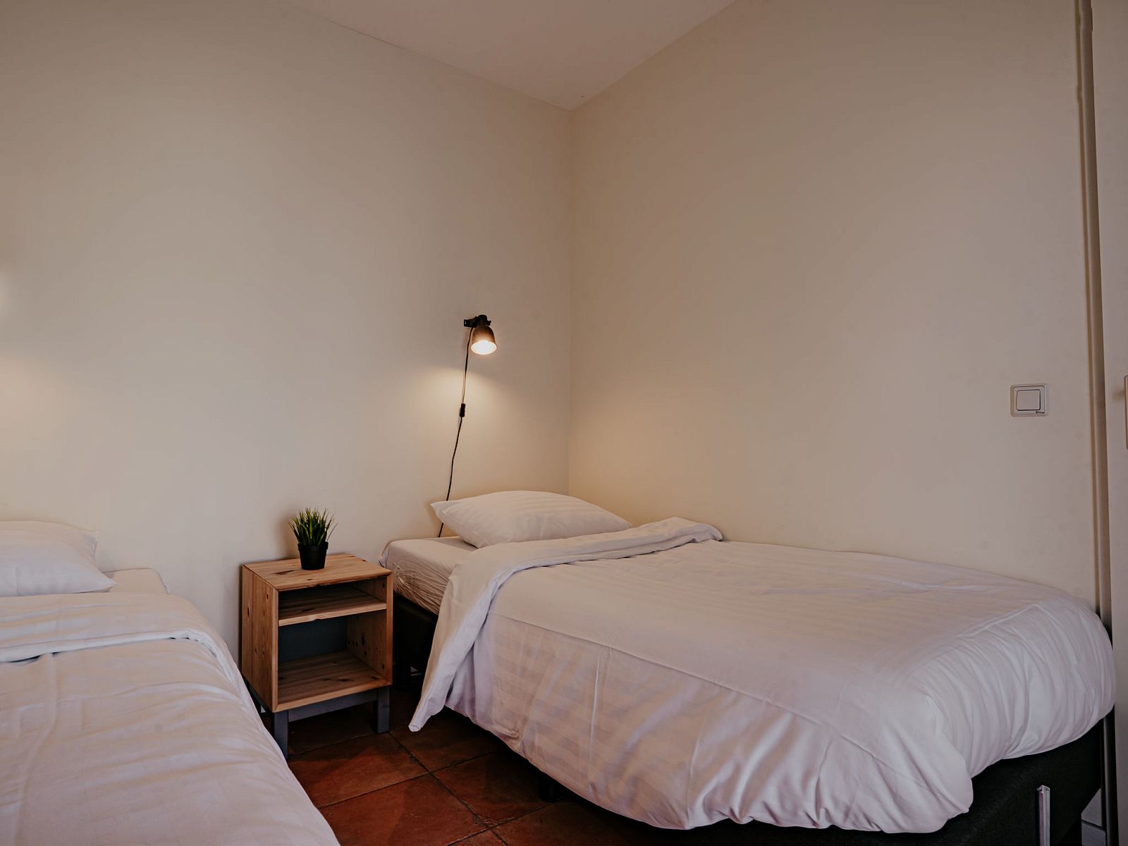 Restaurant met moderne inrichting nabij Appartement Westergeest 2, Uitgeest, Noord-Holland, met uitzicht op het water.