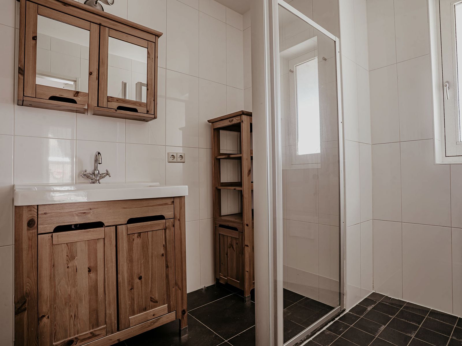 Slaapkamer met twee bedden in Appartement Westergeest 2, Uitgeest, Noord-Holland, met warme sfeer en comfortabel interieur.