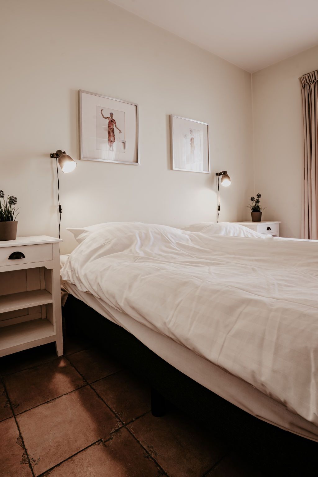 Badkamer met houten meubels in Appartement Westergeest 2, Uitgeest, Noord-Holland, met moderne douche en wastafel.