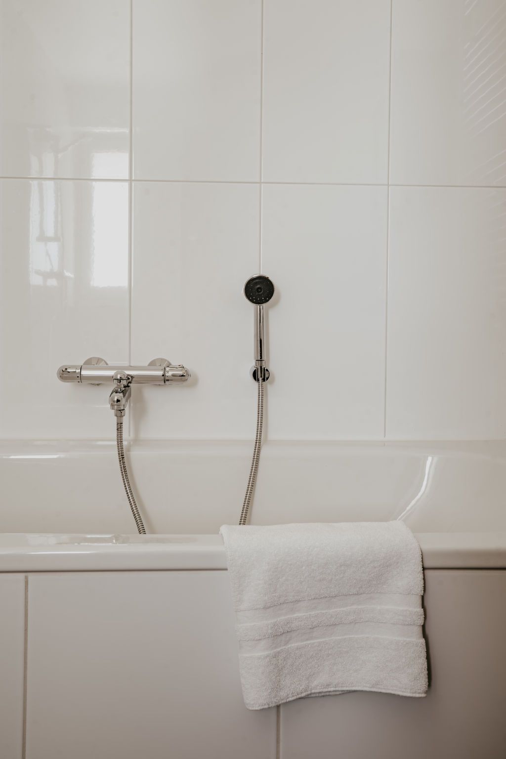 Comfortabele slaapkamer in Appartement Westergeest 2, Uitgeest, Noord-Holland, met rustgevende inrichting en natuurlijk licht.