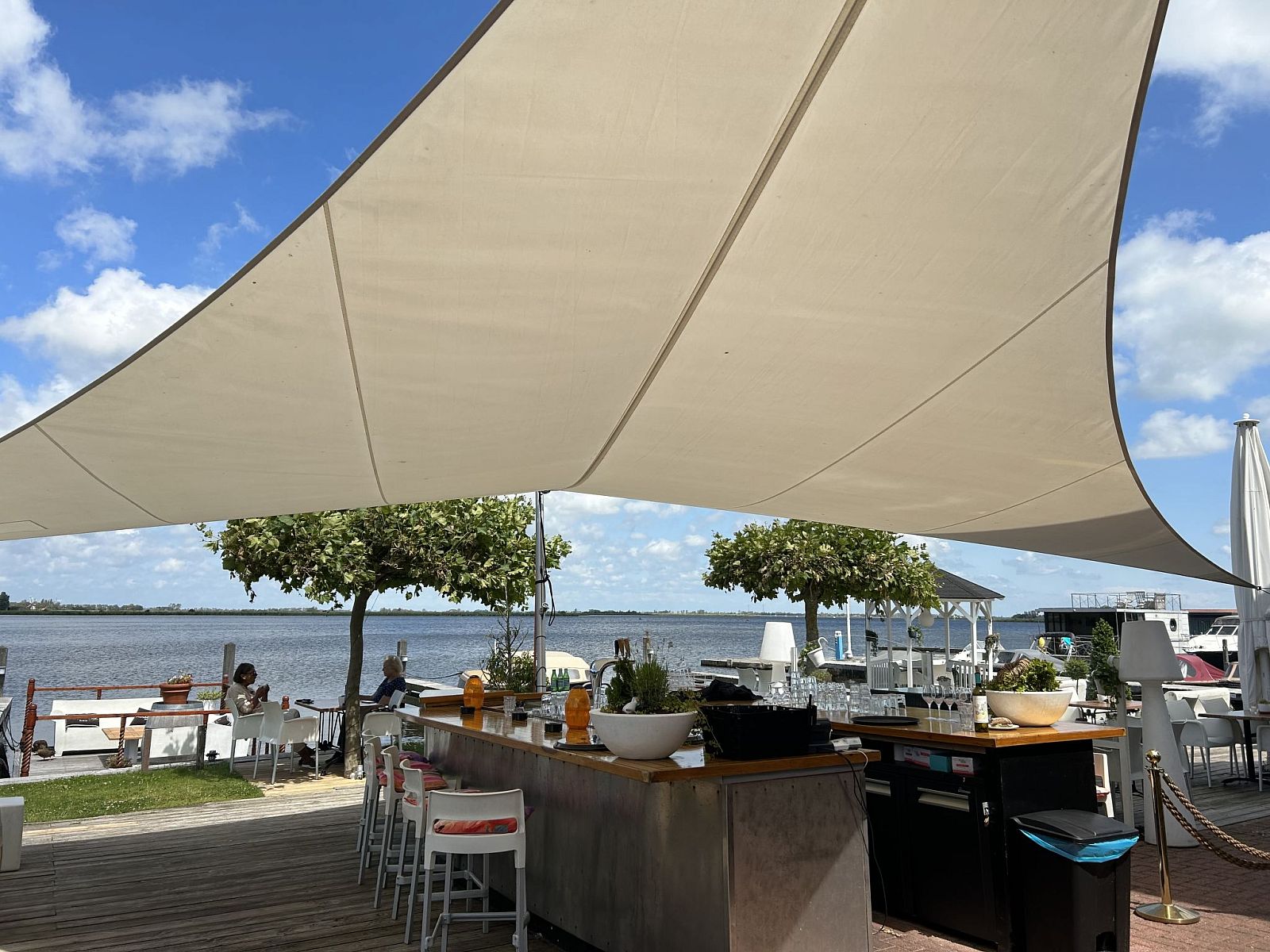 Bad in de badkamer van Appartement Westergeest 2, Uitgeest, Noord-Holland, met moderne kranen en handdoekhouder.