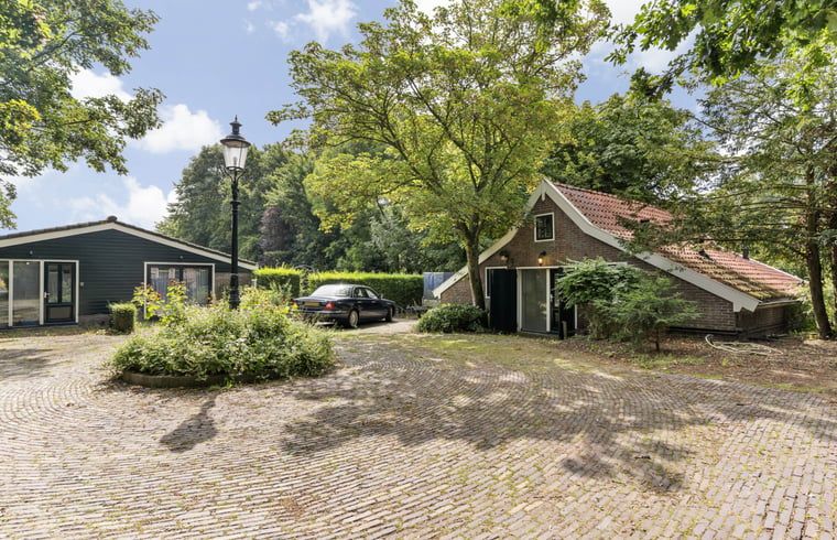 Vakantiehuis in Heiloo, Noord-Holland met charmante buitenruimte en groene omgeving voor een ontspannen verblijf in de natuur.