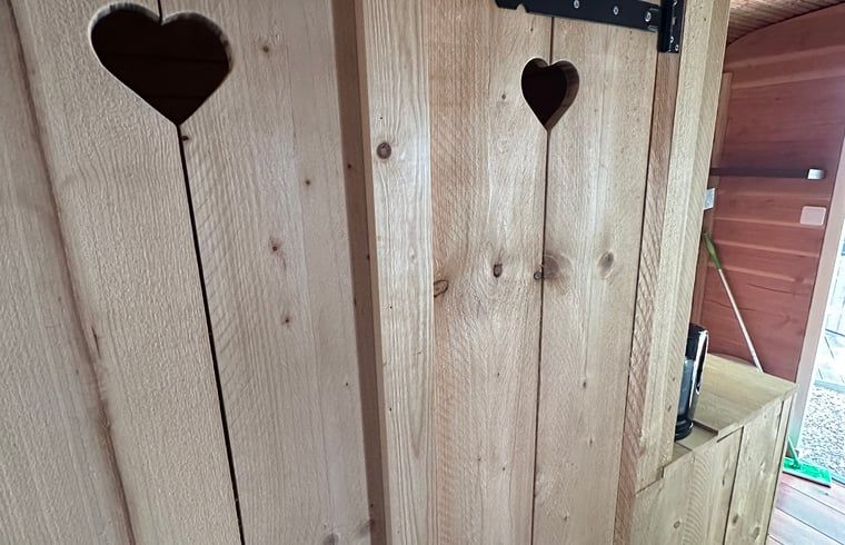 Rustikale Holzdetails im Ferienhaus in Stompetoren, Nordholland, bieten eine warme Atmosphaere.