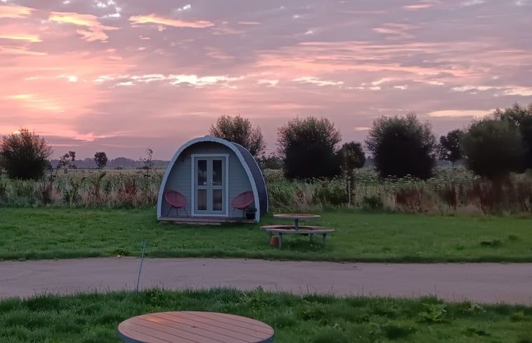Geniet van de zonsondergang bij Huisje in Zuid-Scharwoude, een vakantiehuis in Noord-Holland, omringd door natuur.