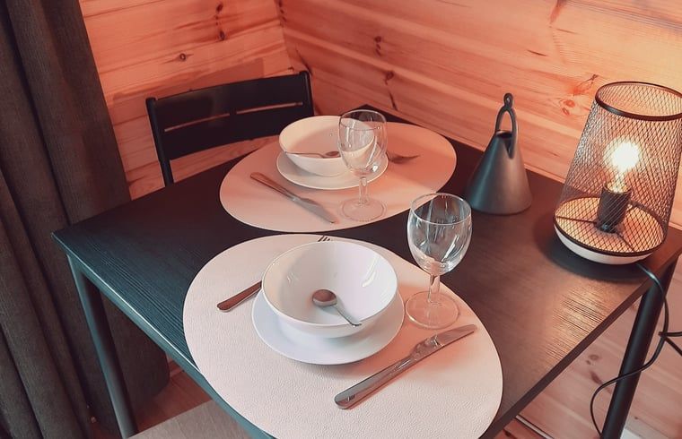 Gezellige eethoek in Huisje in Zuid-Scharwoude, een vakantiehuis in Noord-Holland, perfect voor een intiem diner.