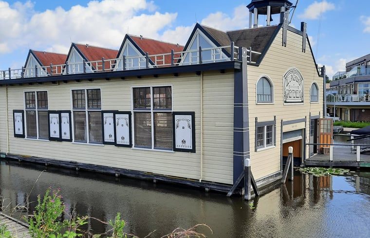 Historisch gebouw in de buurt van Huisje in Zuid-Scharwoude, een vakantiehuis in Noord-Holland, met unieke architectuur.