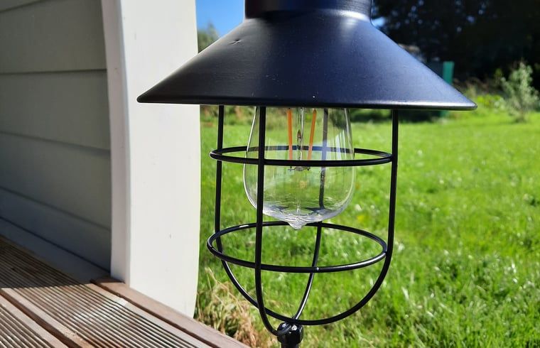 Buitenverlichting bij Huisje in Zuid-Scharwoude, een vakantiehuis in Noord-Holland, voor een sfeervolle avond.