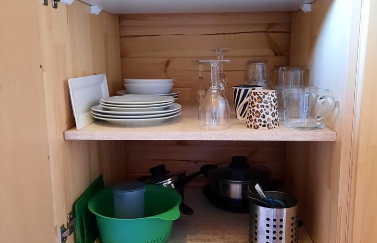 Volledig uitgeruste keuken in Huisje in Zuid-Scharwoude, een vakantiehuis in Noord-Holland, voor een comfortabele culinaire ervaring.