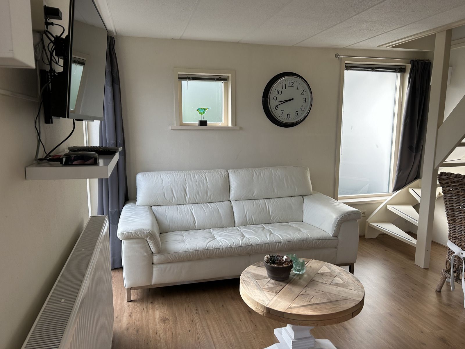 Gemuetlicher Innenbereich des NH539 Ferienhauses in Spanbroek, Nordholland mit Treppe und Essbereich