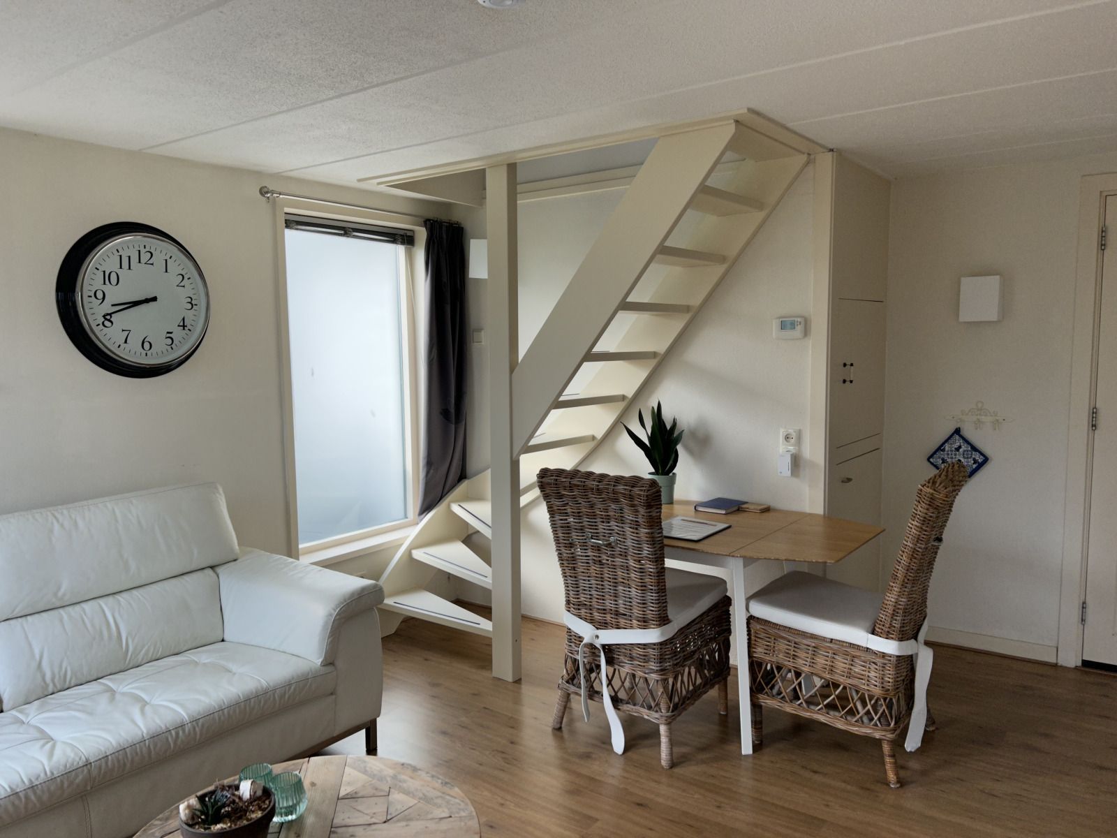 Schlafzimmer im NH539 Ferienhaus in Spanbroek, Nordholland mit Blick auf gruene Felder