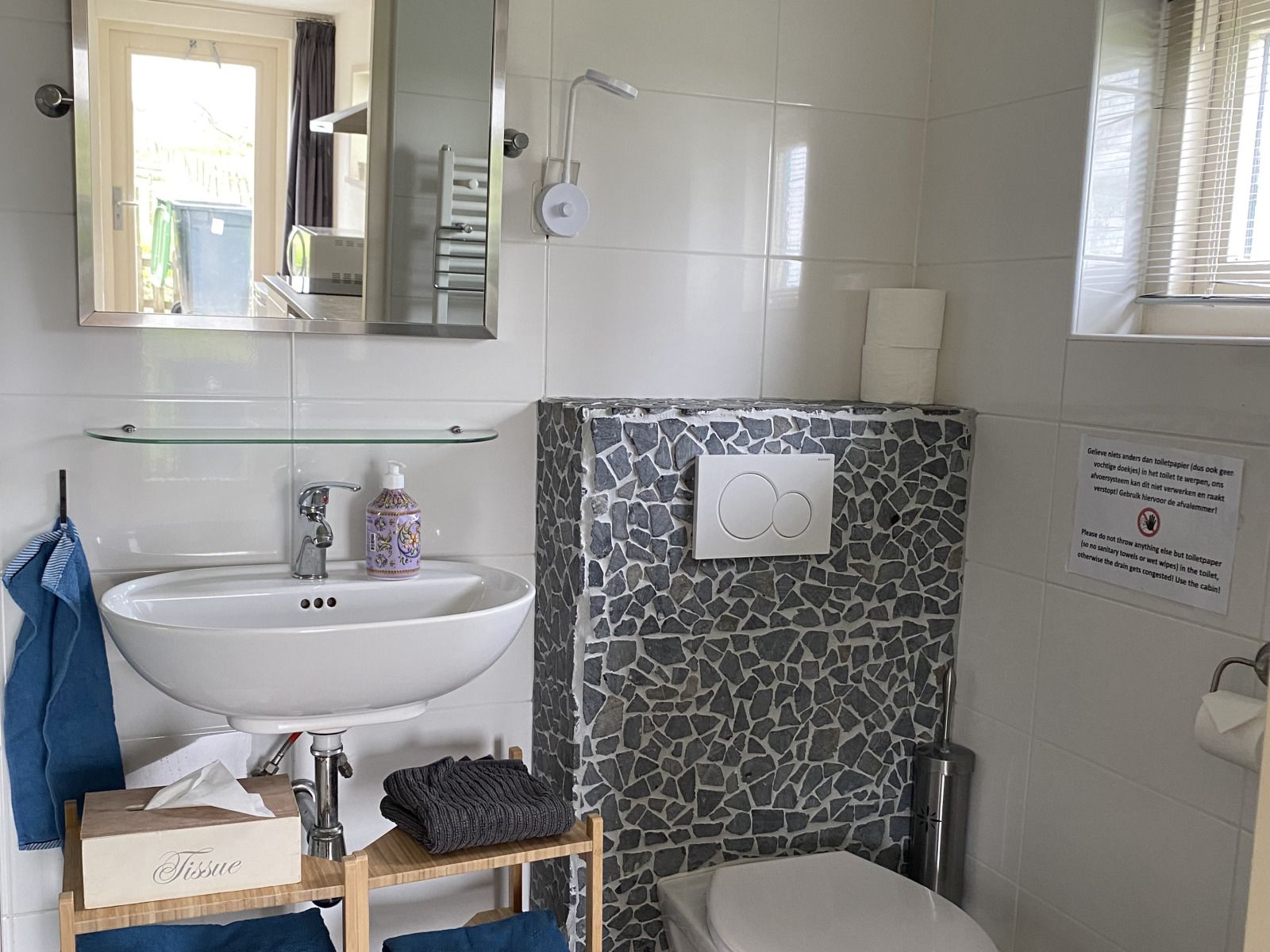 Vorderseite des Ferienhauses NH539 in Spanbroek, Nordholland mit bluehenden Baeumen