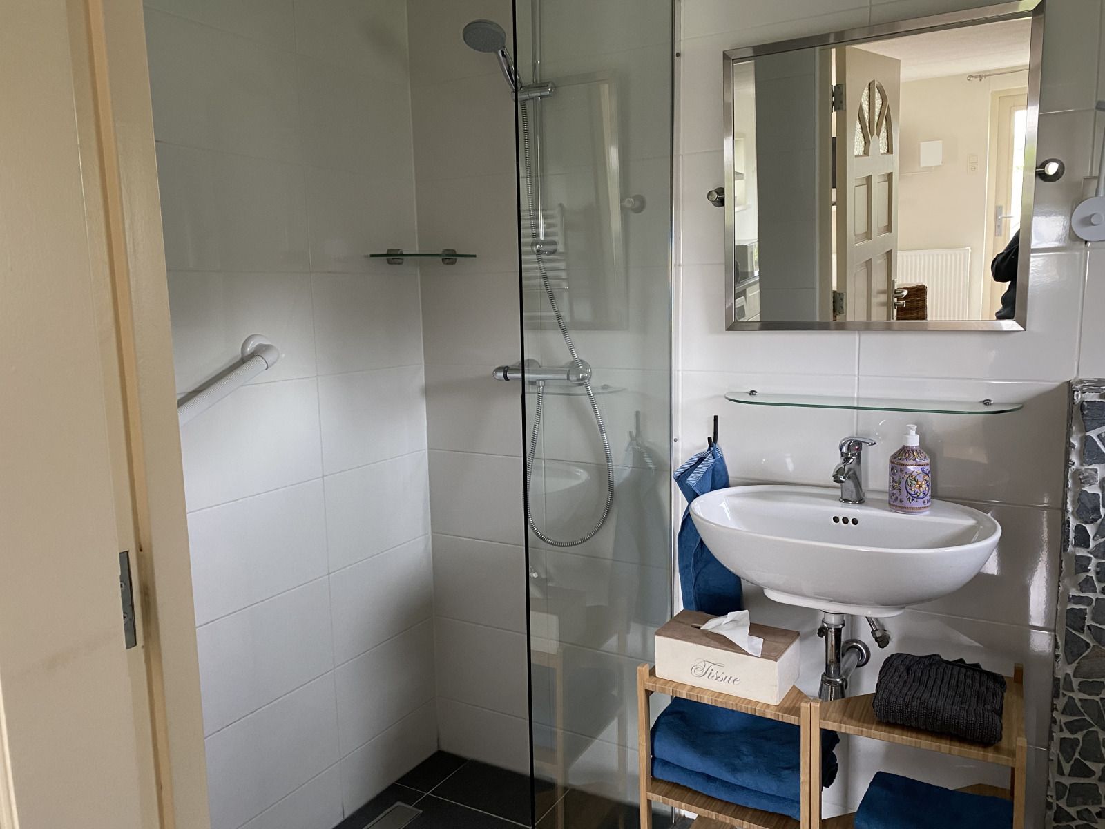 Weite Landschaft rund um das Ferienhaus NH539 in Spanbroek, Nordholland mit Weidevieh