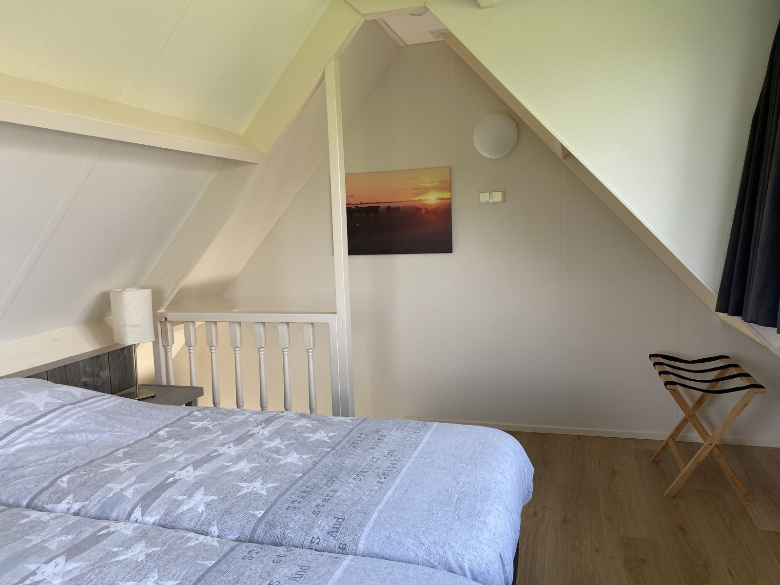 Gruene Wiesen rund um das Ferienhaus NH539 in Spanbroek, Nordholland, mit Schafen in der Ferne