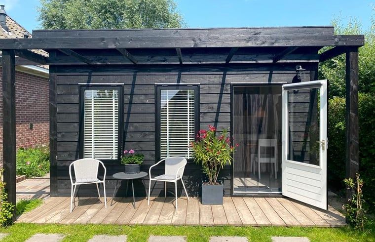 Vacation home in Driehuizen with charming porch, North Holland vacation home with sitting area and green surroundings.