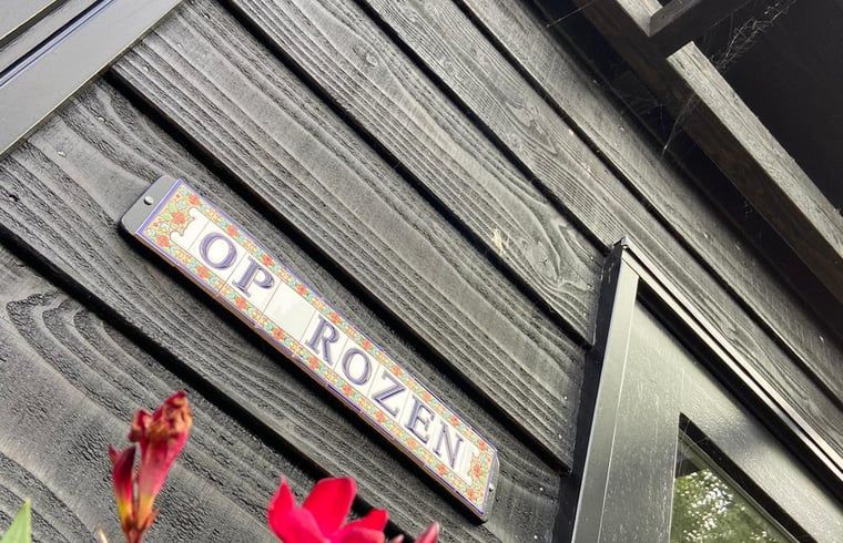 Sign with inscription at Holiday home in Driehuizen, North Holland, highlights the charming atmosphere of the vacation home.