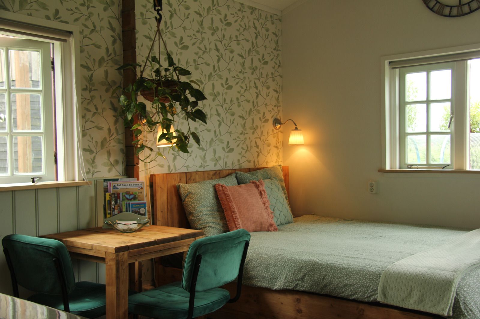 Stijlvolle slaapkamer van NH550 vakantiehuis in Heerhugowaard met comfortabele inrichting, Noord-Holland.