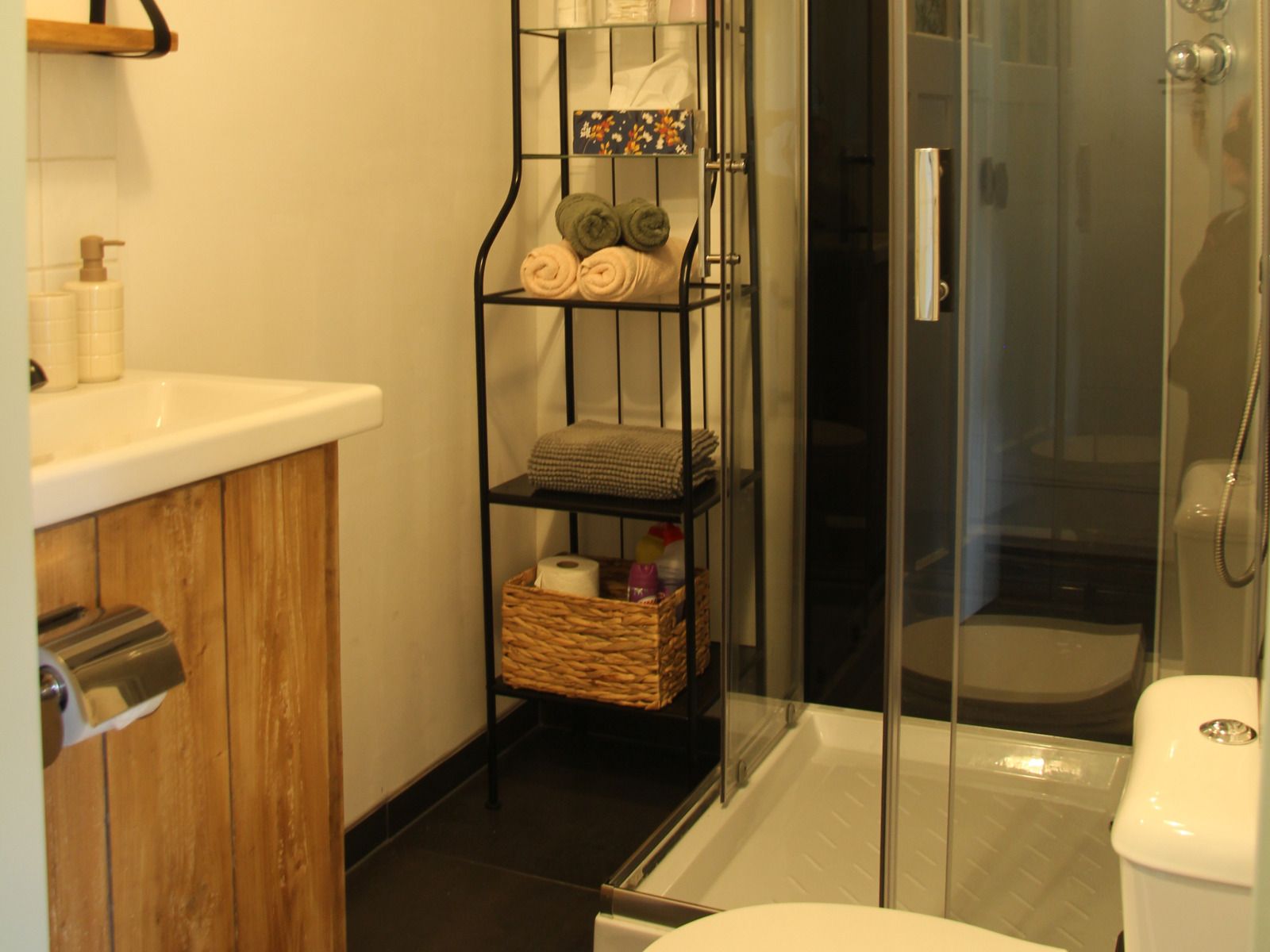Moderne badkamer van NH550 vakantiehuis in Heerhugowaard, Noord-Holland met stijlvolle douche.