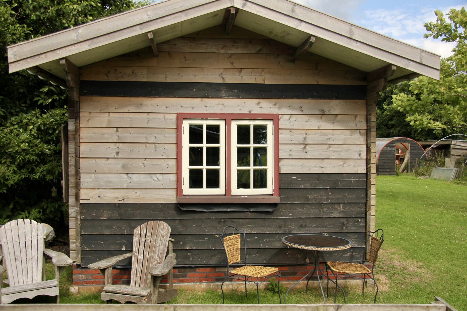 NH550 vakantiehuis in Heerhugowaard met uitnodigende houten gevel en tuin in Noord-Holland.