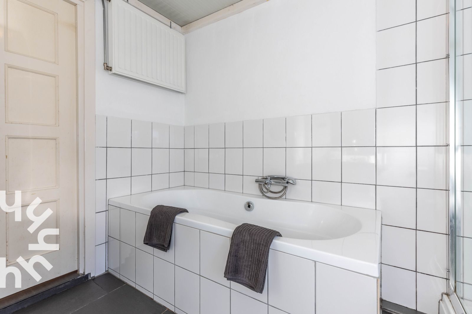 Ruhiger See mit Seerosen in der Naehe des Ferienhauses NH225 in Loosdrecht, Nordholland.