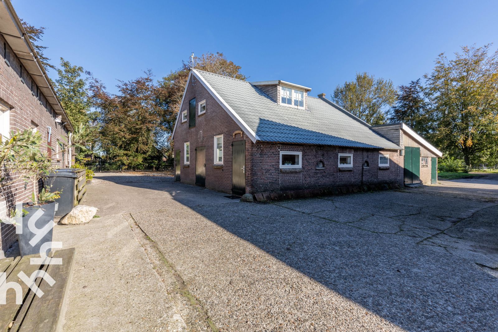 Schlafzimmer mit zwei Betten im Ferienhaus NH225 in Loosdrecht, Nordholland.