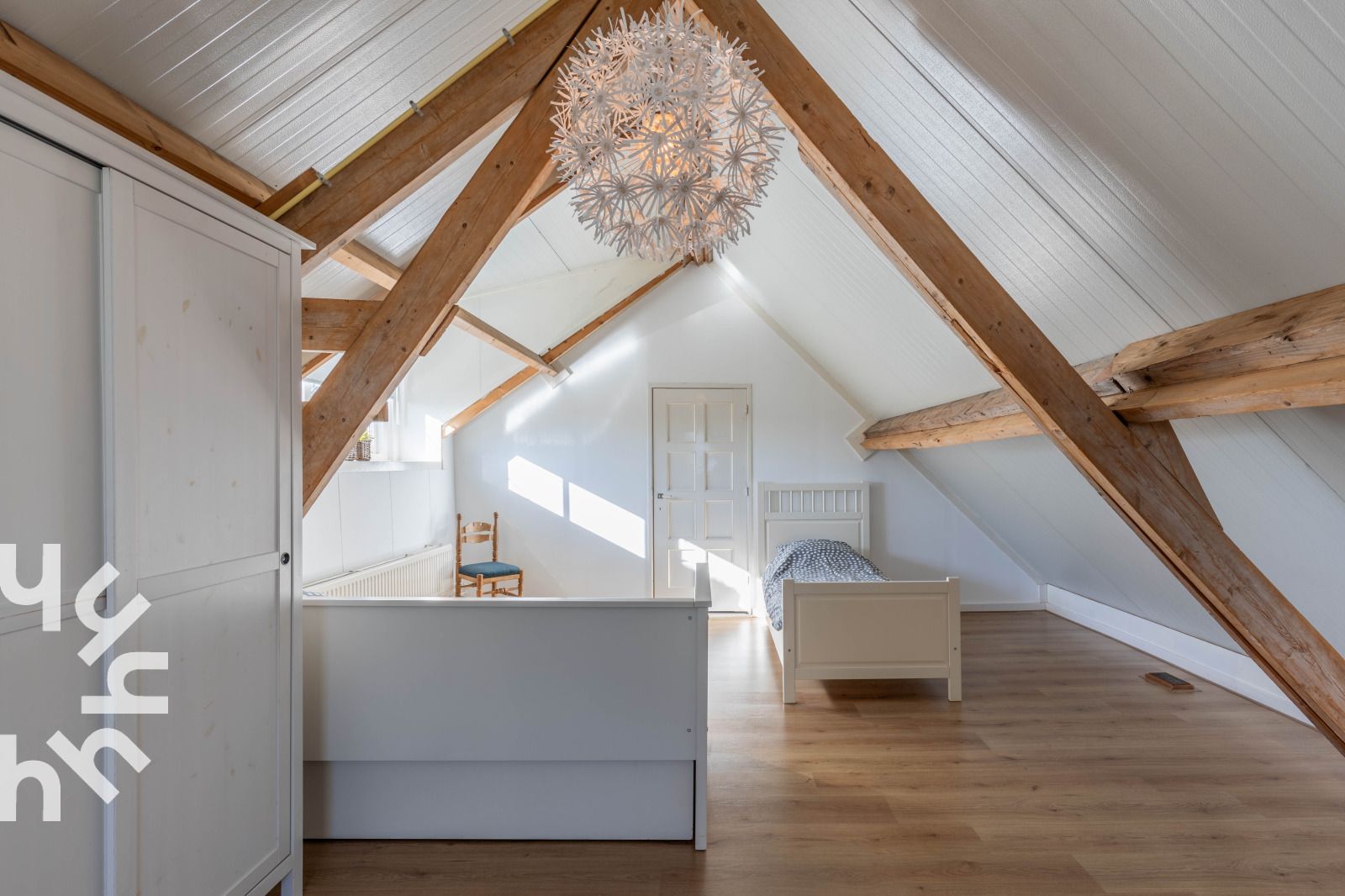 Kuehe am Heuballen in der Naehe des Ferienhauses NH225 in Loosdrecht, Nordholland.