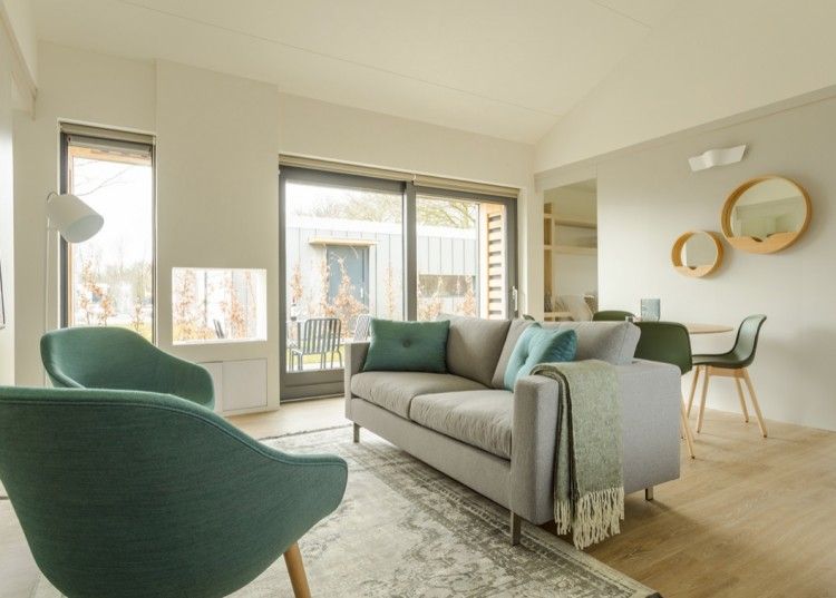 Stijlvolle woonkamer in 4-persoons Trompenburgh vakantiehuis, Loosdrecht, Noord-Holland, met veel lichtinval en comfort.