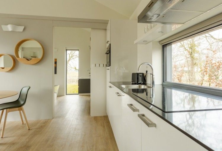 Moderne keuken in 4-persoons Trompenburgh vakantiehuis, Loosdrecht, Noord-Holland, met uitzicht op de groene omgeving.