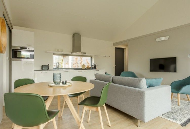 Gezellige eet- en zithoek in 4-persoons Trompenburgh vakantiehuis, Loosdrecht, Noord-Holland, ideaal voor ontspanning.
