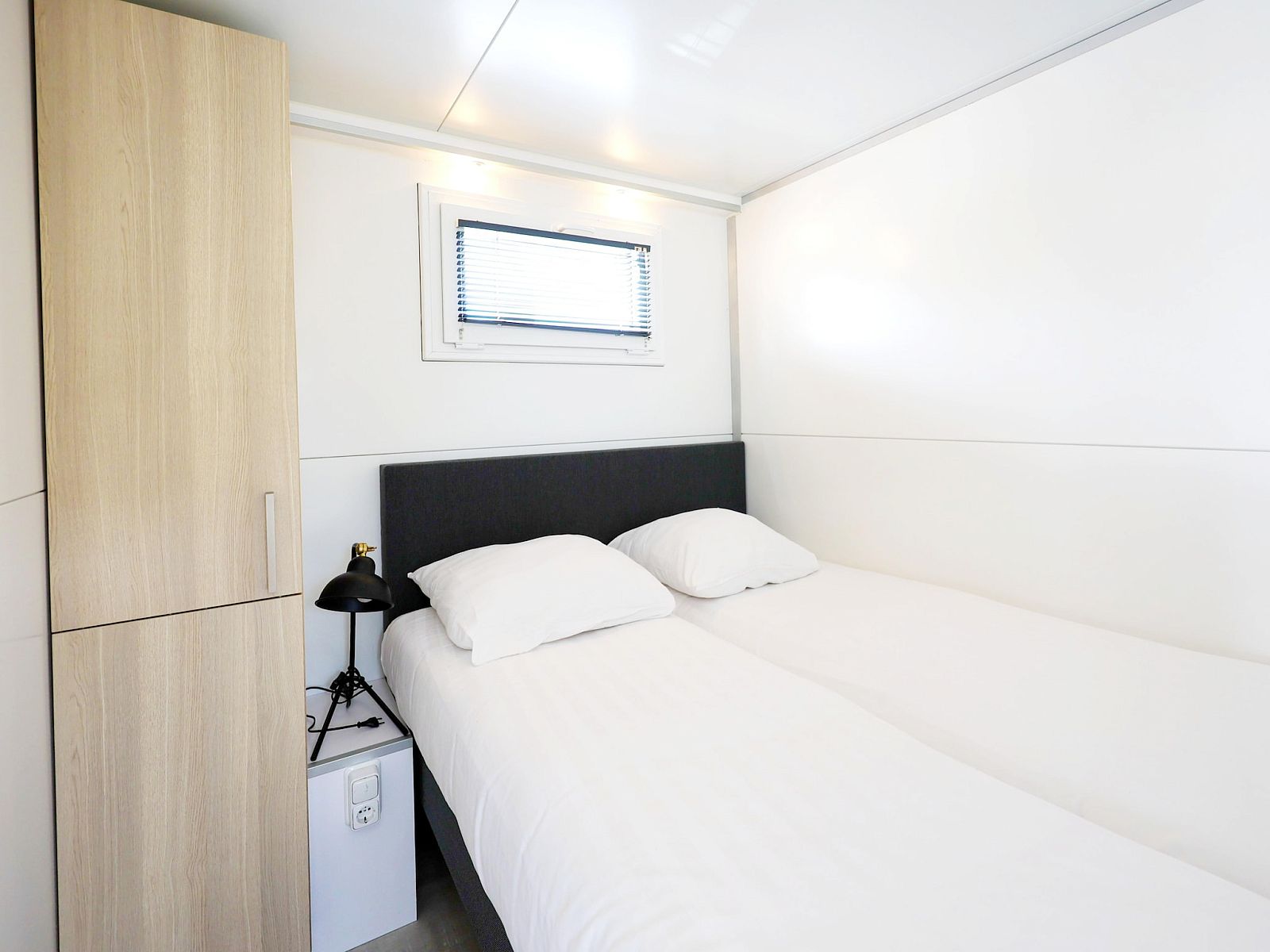 Guest house 510145 - Boat Amsterdam eo - Houseboat with roof terrace and balcony (4 pers) "De Hoop"