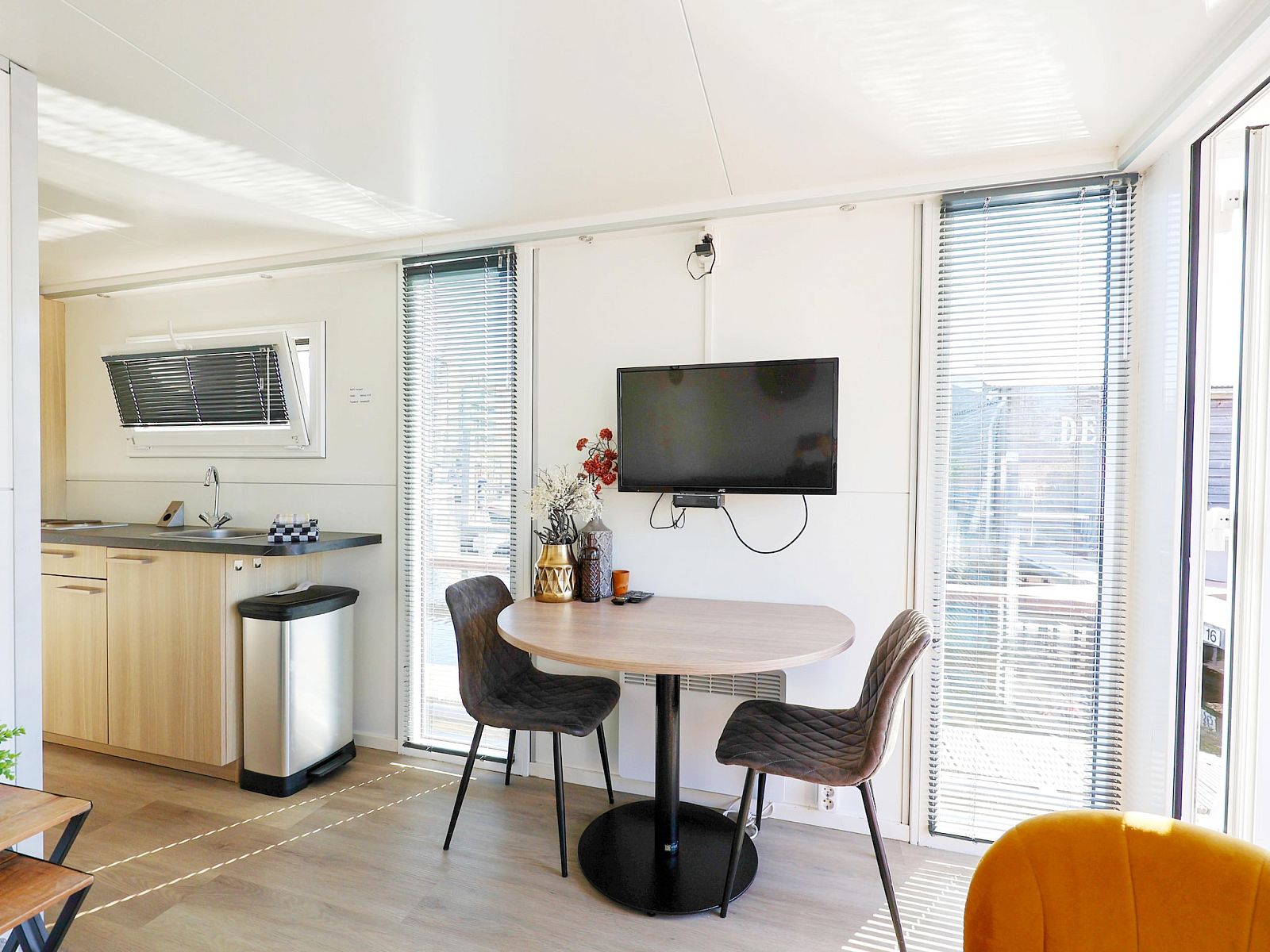 Guest house 510145 - Boat Amsterdam eo - Houseboat with roof terrace and balcony (4 pers) "De Hoop"