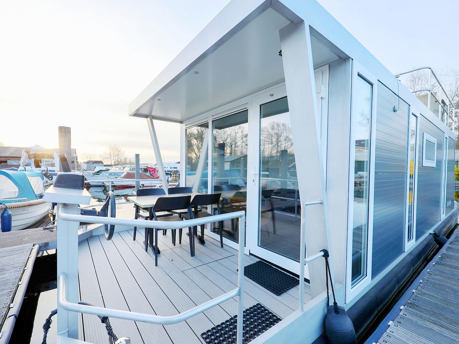 Guest house 510145 - Boat Amsterdam eo - Houseboat with roof terrace and balcony (4 pers) "De Hoop"