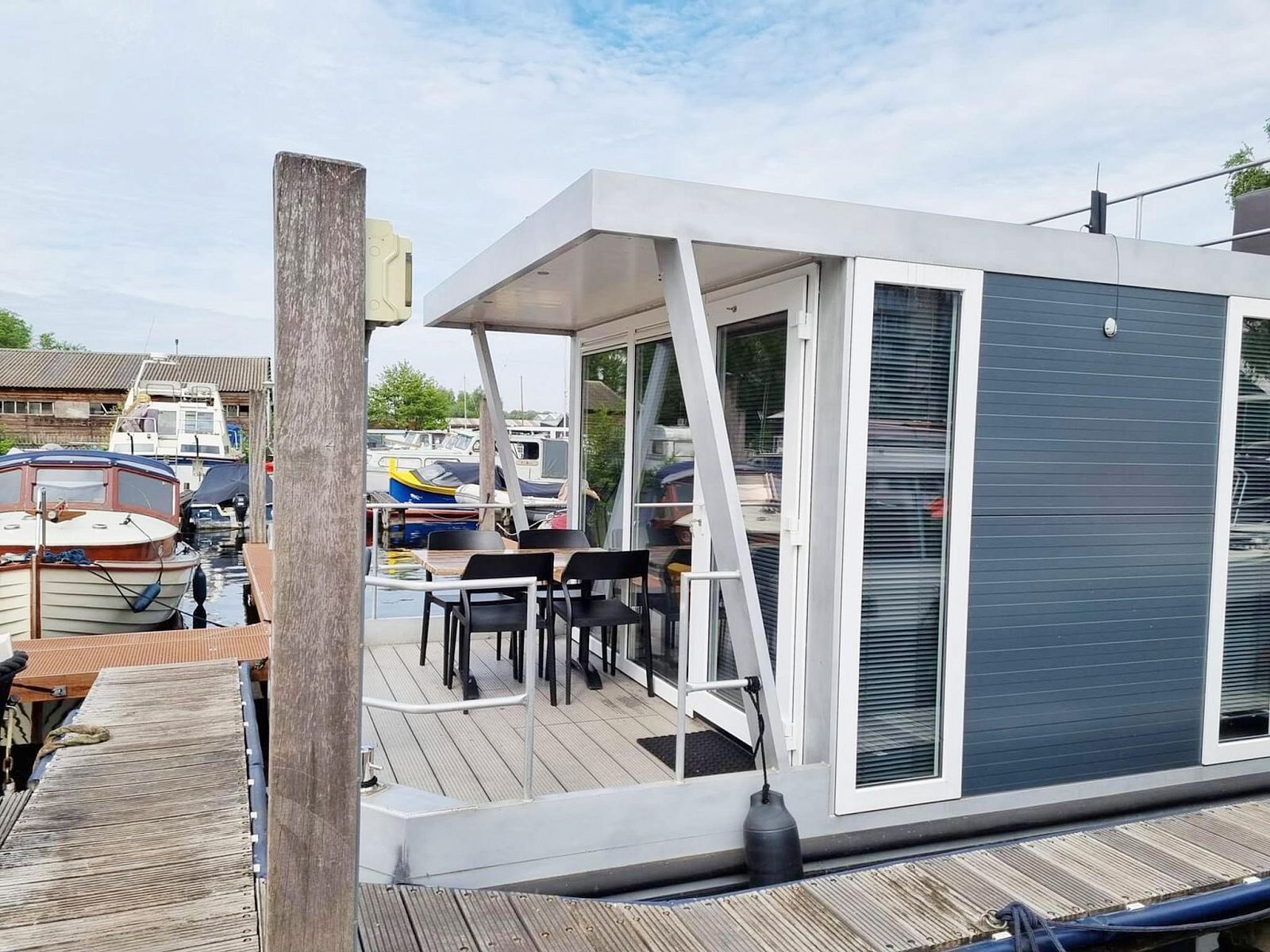 Guest house 510145 - Boat Amsterdam eo - Houseboat with roof terrace and balcony (4 pers) "De Hoop"