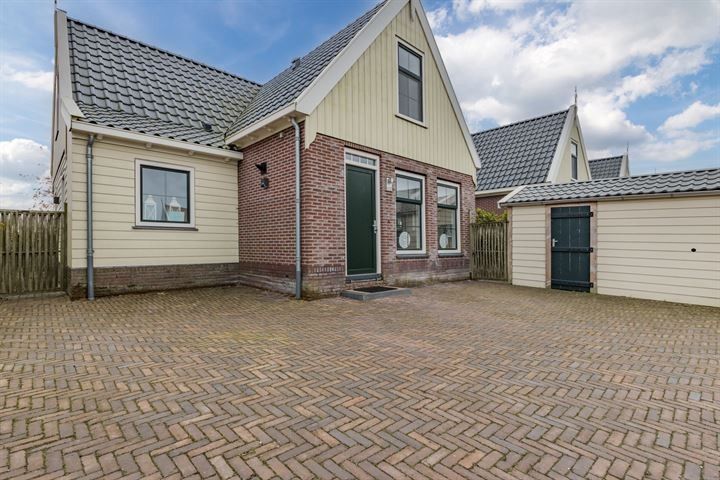 Charmant vakantiehuis bij Europarcs Poort van Amsterdam in Uitdam, Noord-Holland met ruime oprit en traditionele architectuur.